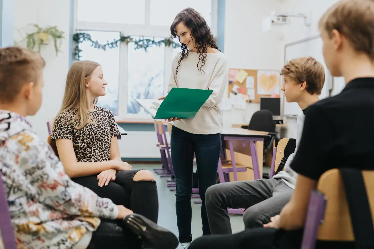 Учебен център – преподавател работи с група ученици в класна стая